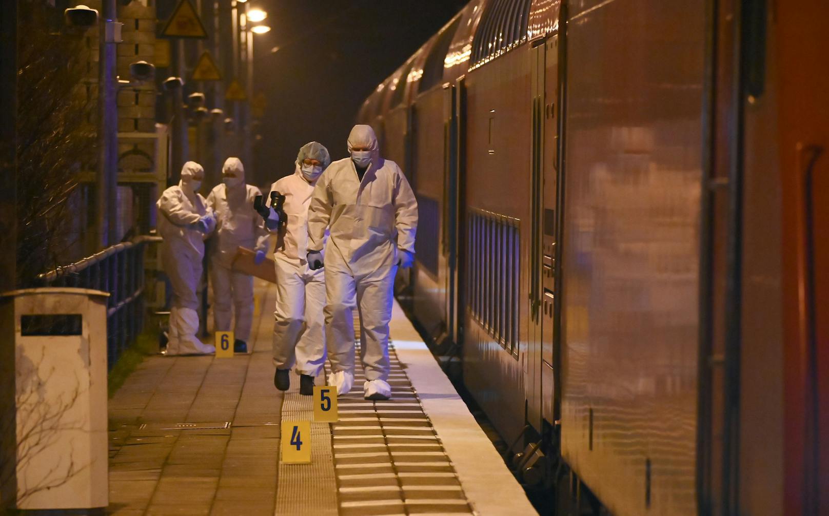 Im schleswig-holsteinischen Brokstedt griff ein Mann in einem Regionalzug Menschen mit einem Messer an. Es gibt Tote und Verletzte.