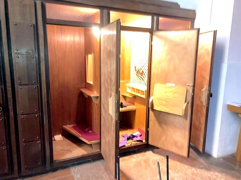 Die Beichtstühle der Kirche in Saalfelden wurden durch die Vandalen verwüstet.