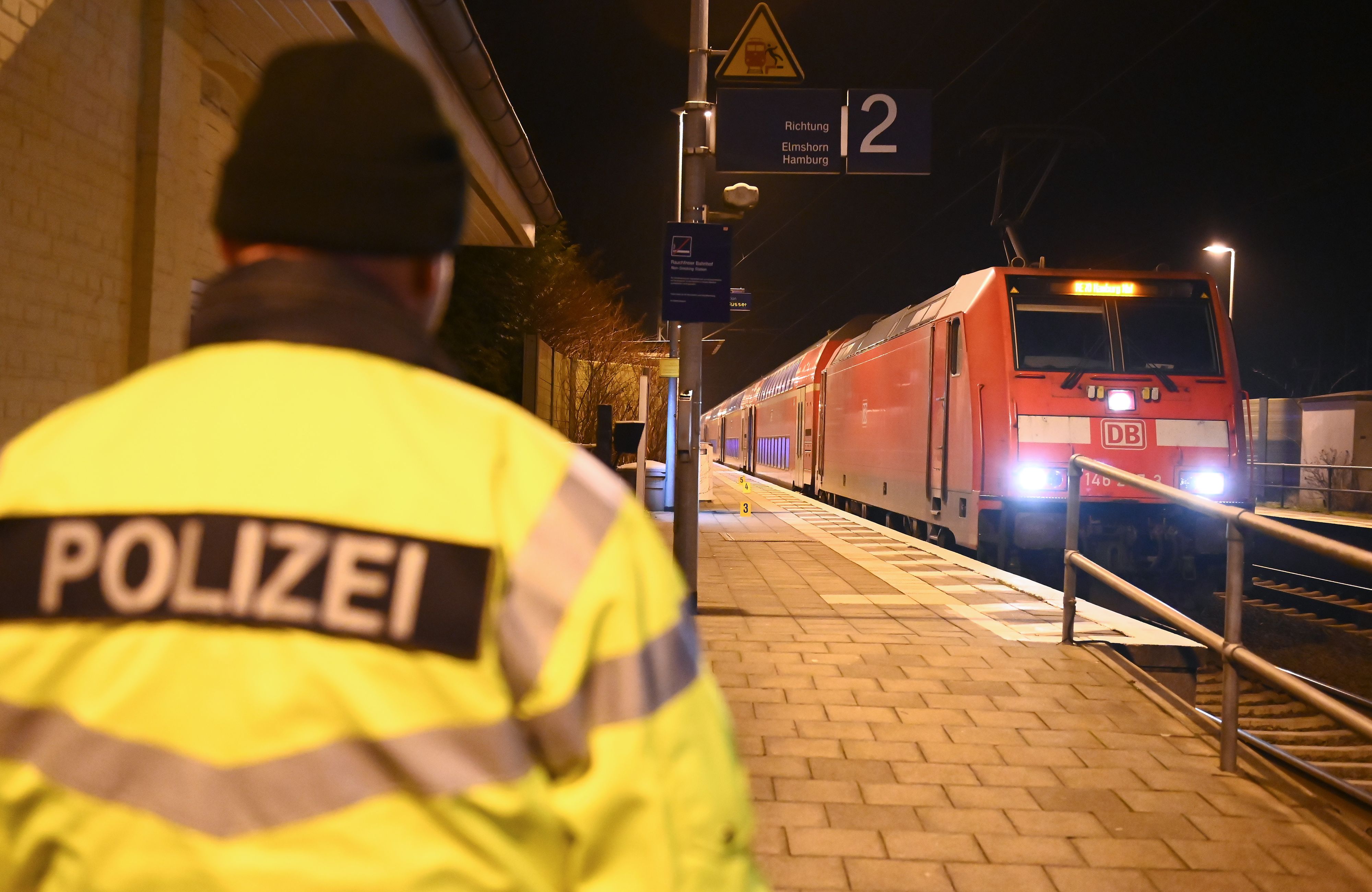 Im schleswig-holsteinischen Brokstedt griff ein Mann in einem Regionalzug Menschen mit einem Messer an. Es gibt Tote und Verletzte.