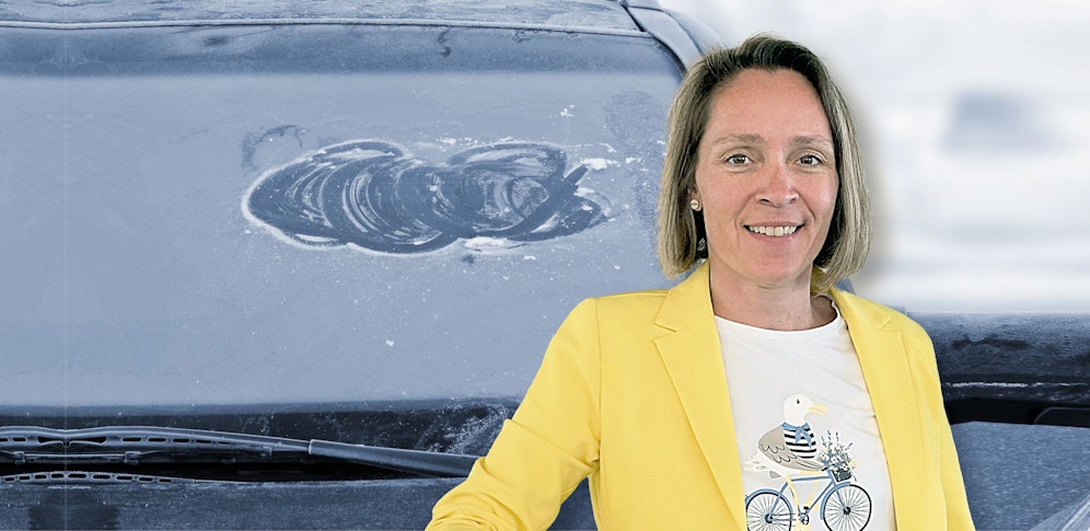 Ein Guckloch wie dieses ist gefährlich und kann teuer werden. ÖAMTC-Expertin Kristina Mayr klärt winterliche Irrtümer auf.