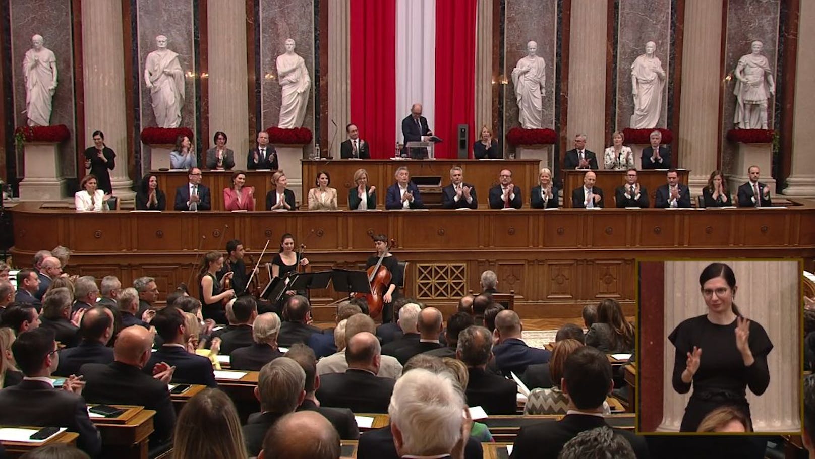 Als der Applaus wieder abgeschwollen war, wollte der Niederösterreicher mit einem Faible für klassische Musik das Wort an den Präsidenten des Bundesrates übergeben.