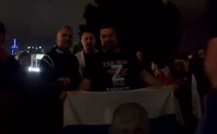 Djokovic-Papa Srdjan (l.) sorgt mit einer Putin-Flagge für einen Eklat.