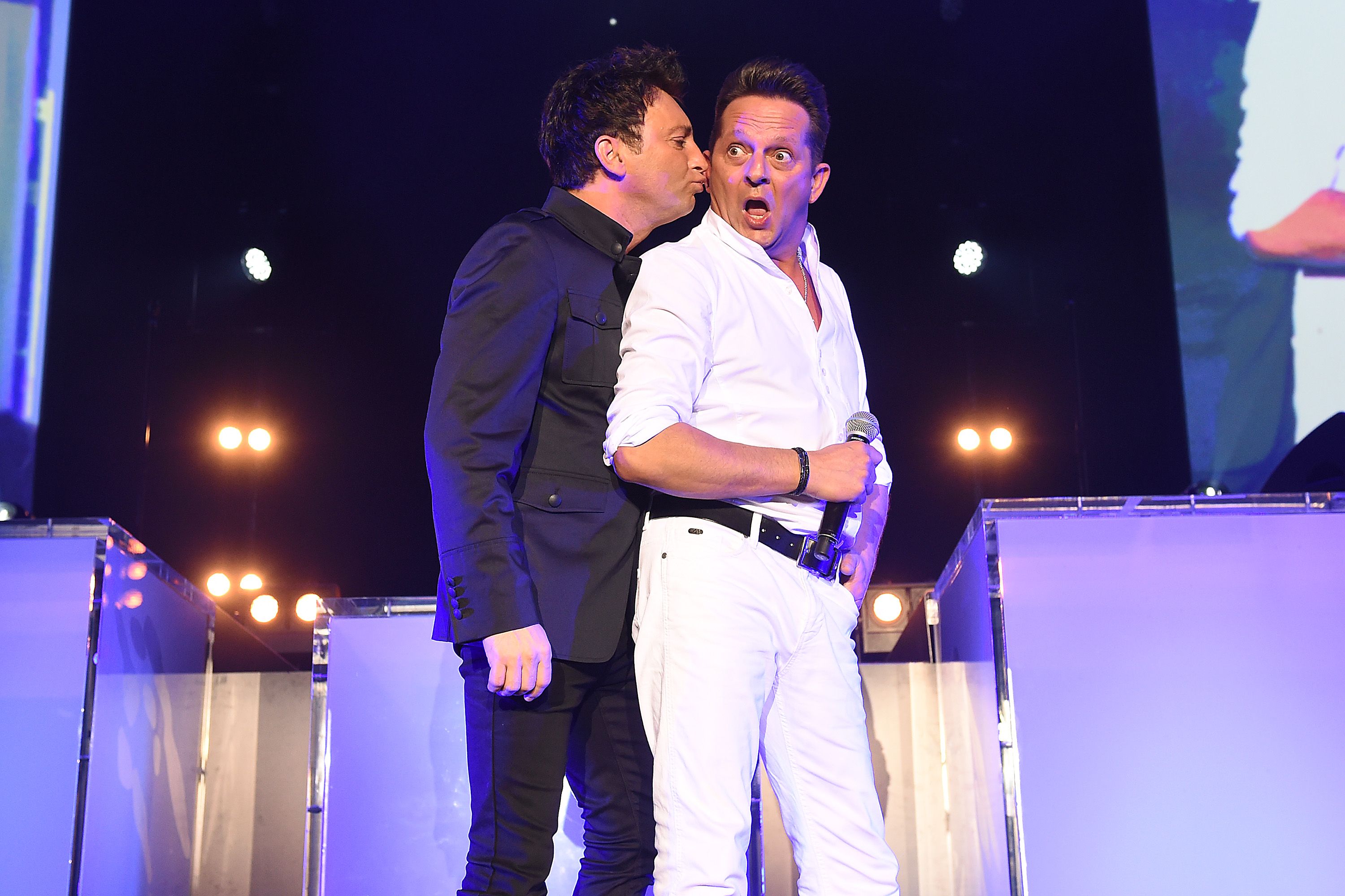 Sie dürfen den Bräutigam nun küssen: Martin (rechts) scherzt mit Bandkollegen Fredi von 