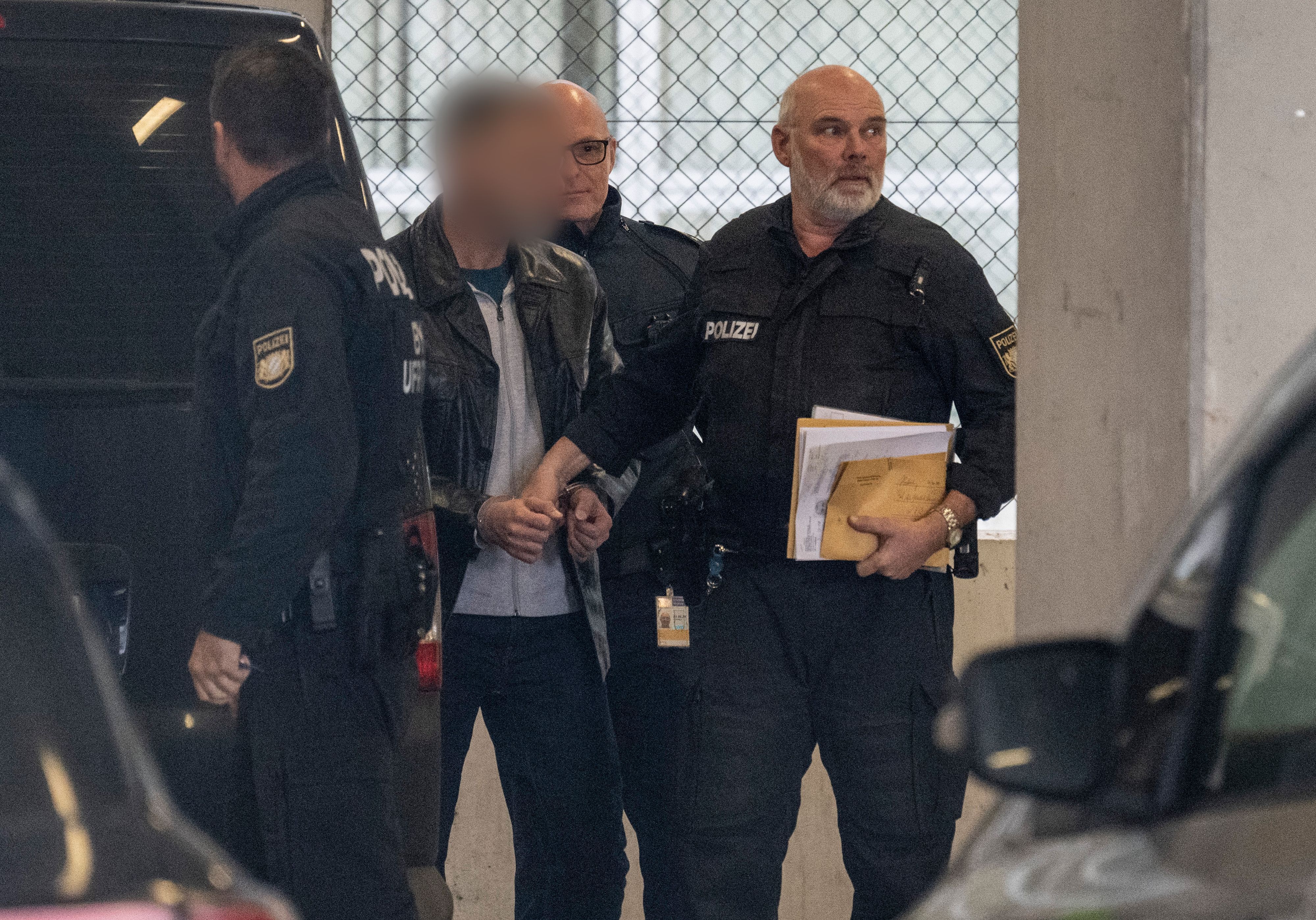 Polizisten führen den Mörder des 2005 ermordeten Münchener Modemachers Moshammer am Flughafen zu seinem Abschiebeflug.