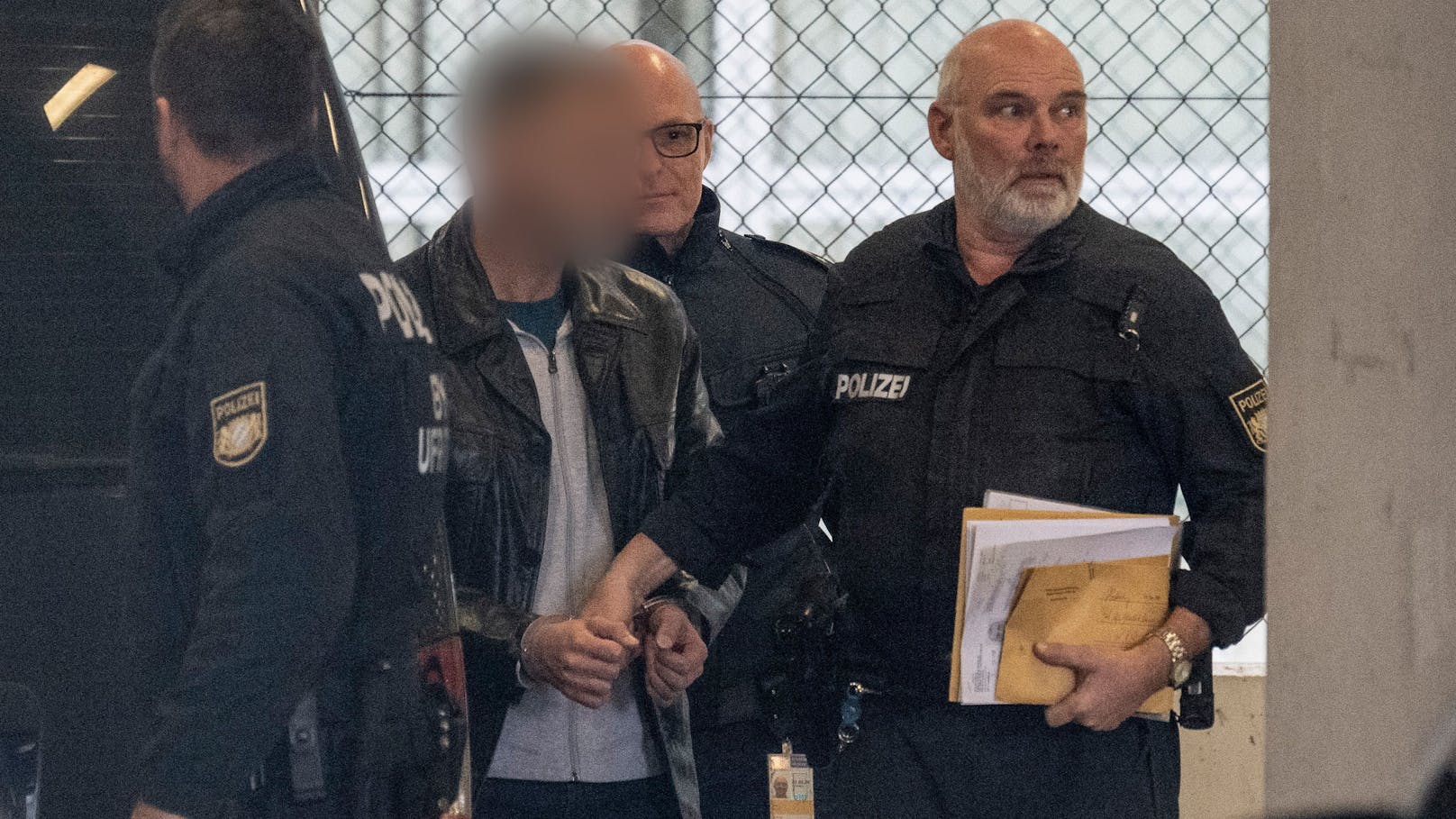 Polizisten führen den Mörder des 2005 ermordeten Münchener Modemachers Moshammer am Flughafen zu seinem Abschiebeflug.