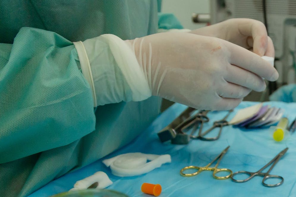 Falscher Arzt impfte und operierte in seinem Keller Heute.at