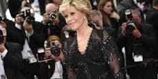 In welcher Robe schwebt Jane Fonda beim Opernball ein?