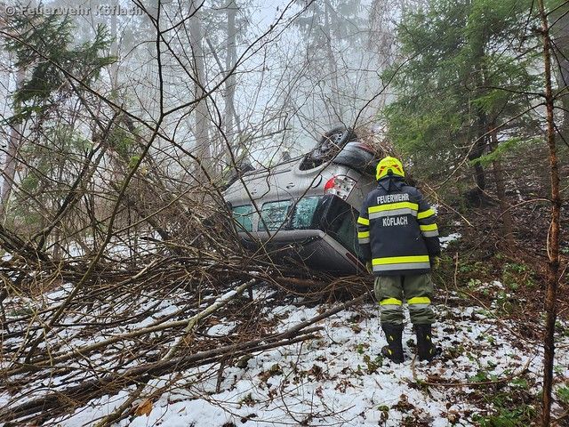 Der Unfalllenker musste 20 Stunden in dem eiskalten Wrack seines Wagens ausharren.