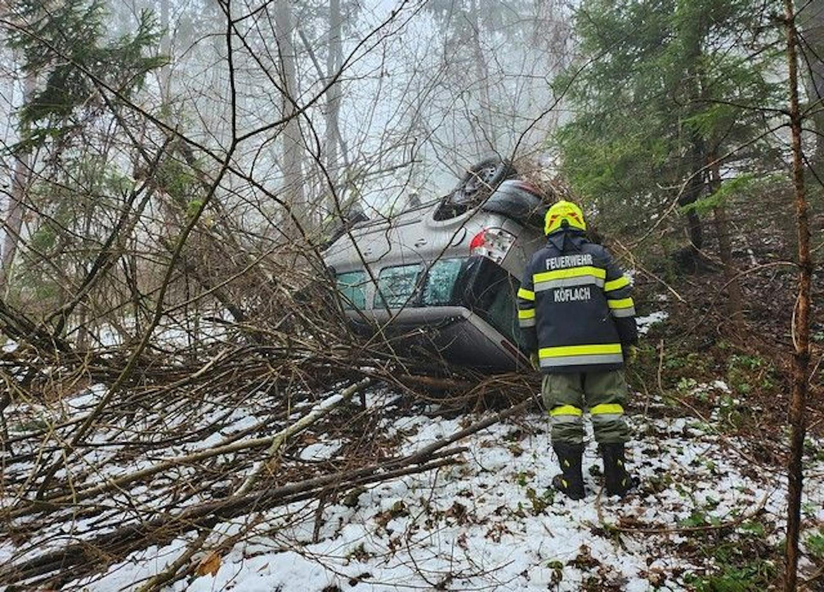 Bei starkem Schneefall stürzte ein Steirer am 24. Jänner 2022 mit seinem Wagen zwischen Edelschrott und Köflach von der B70.