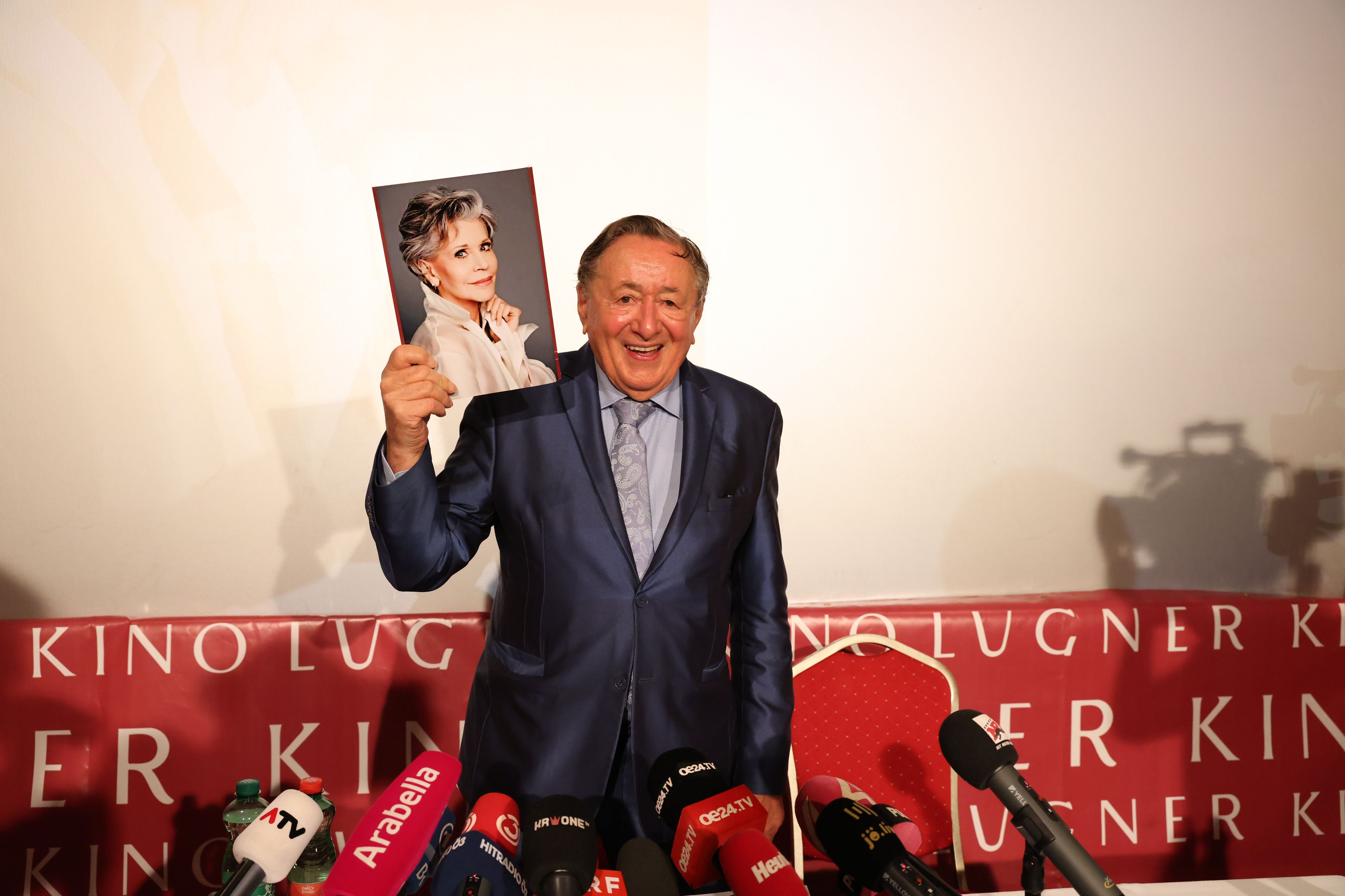 Richard Lugner verrät endlich, welcher Hollywoodstar ihn zum Opernball 2023 begleiten wird. 