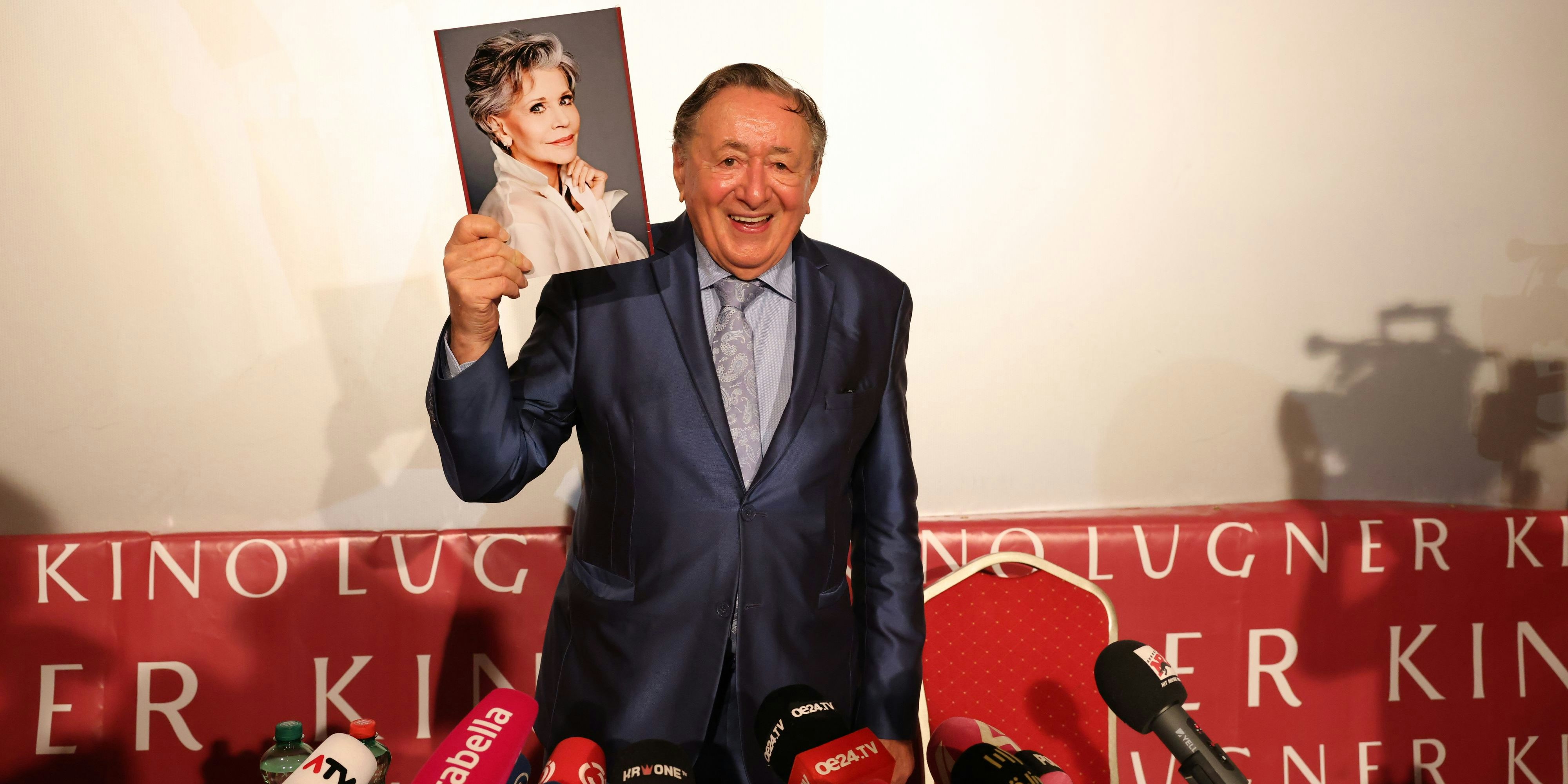 Richard Lugner verrät endlich, welcher Hollywoodstar ihn zum Opernball 2023 begleiten wird. 