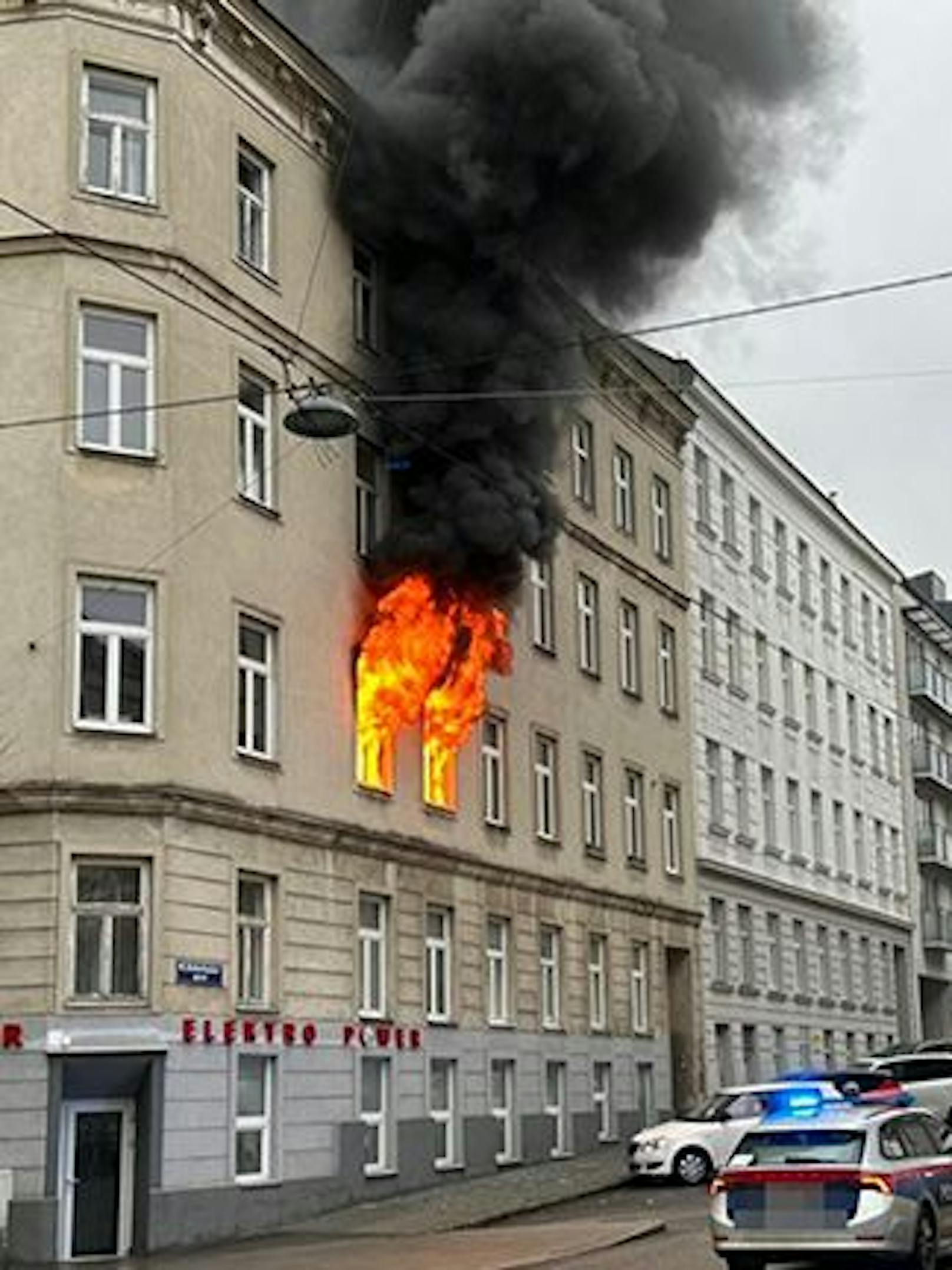 In der Redtenbachergasse entfachte sich in wenigen Sekunden ein Feuer zu einem Flammen-Inferno!