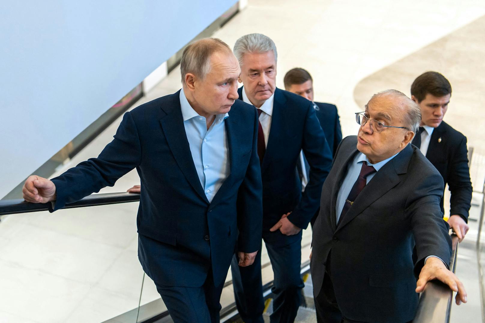 Putin besichtigt in Begleitung des Moskauer Bürgermeisters Sergej Sobjanin und des Rektors der Lomonossow-Universität Moskau, Viktor Sadovnichy, den Lomonossow-Forschungscluster in Vorobyovy Gory.