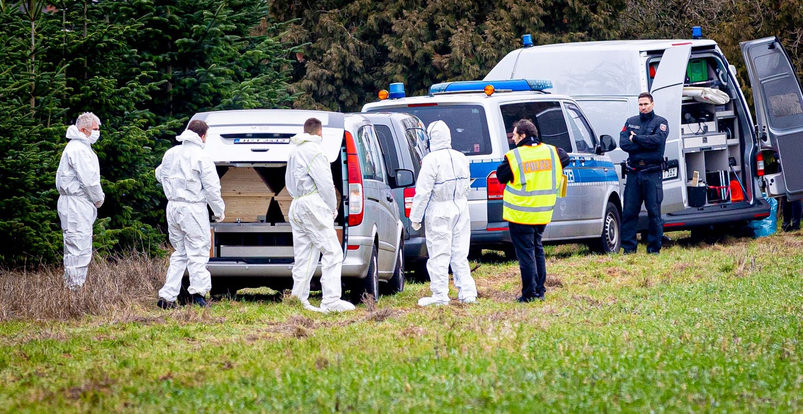 In den Mittagsstunden wurde die Leiche des 14-Jährigen in der Nähe des Waldstücks gefunden. Ein Schulfreund gestand in der Zwischenzeit die Tat. 