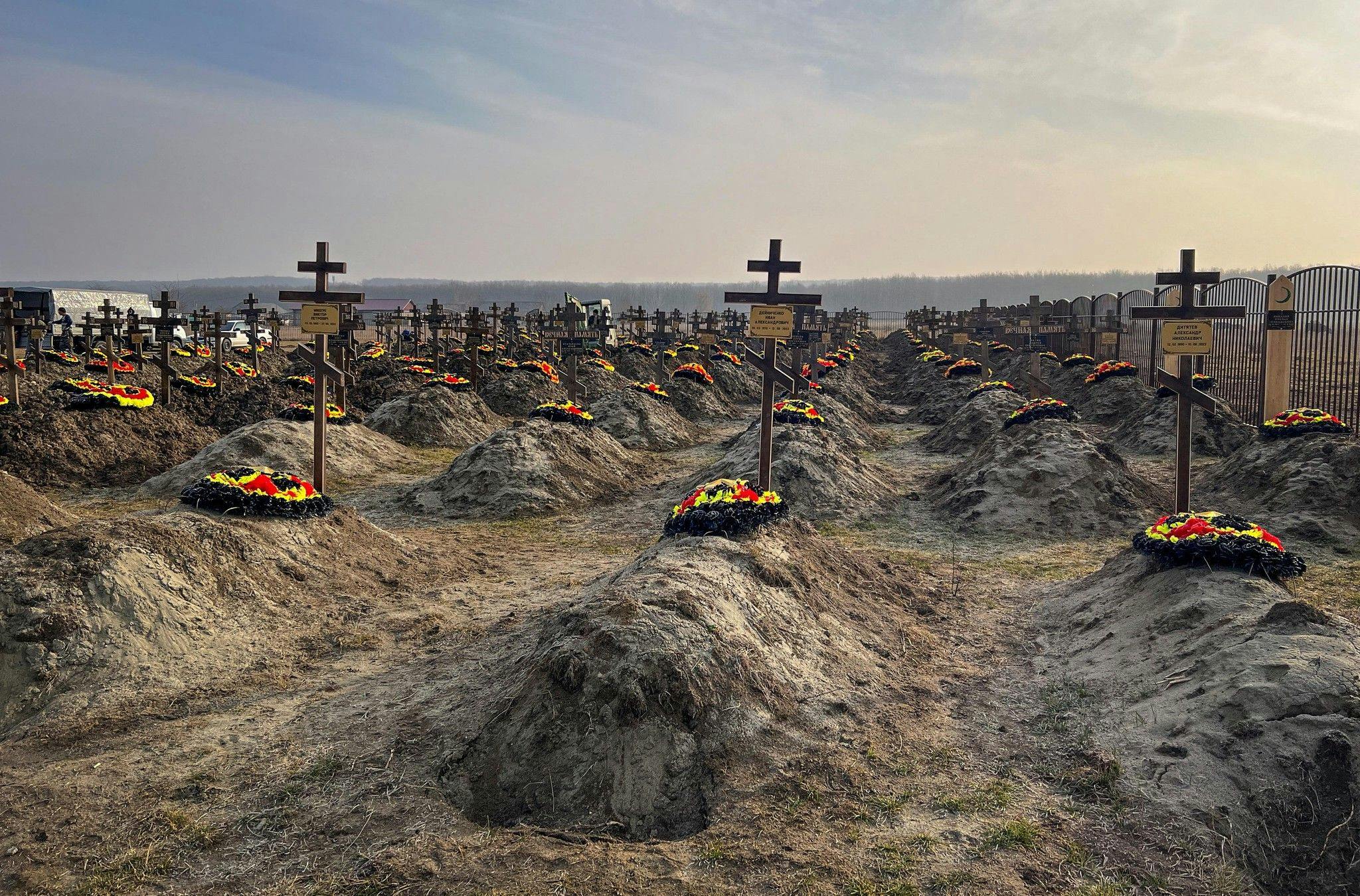 Hier lässt Putin die Soldaten in Erdhügeln verscharren - Ukraine | heute.at