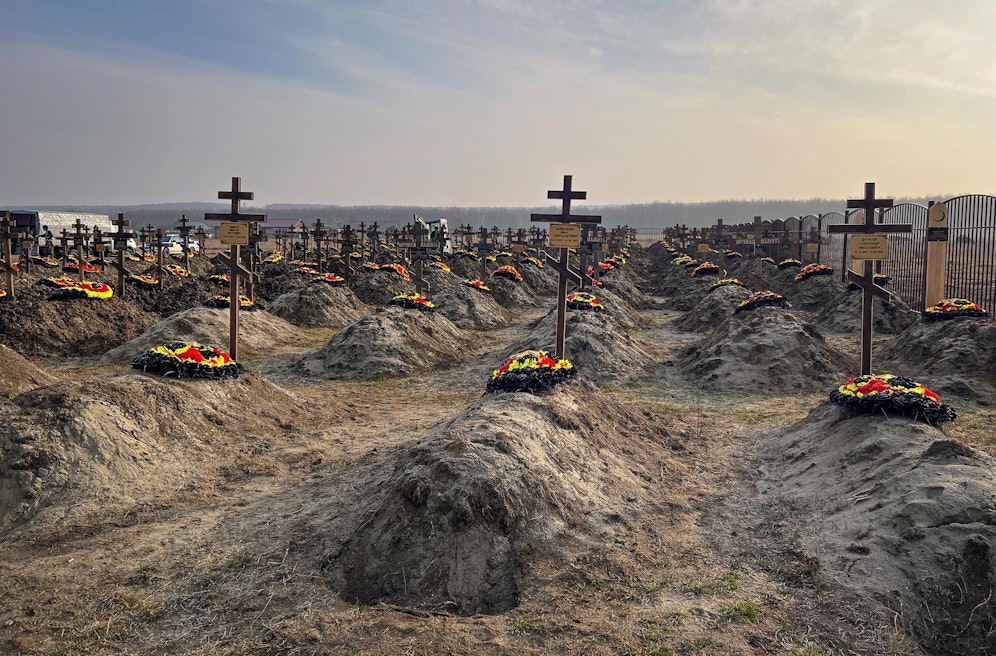 In dem kleinen Dorf Bakinskaja in der Nähe von Krasnodar füllen russische Wagner-Söldner den Friedhof.