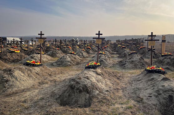 In dem kleinen Dorf Bakinskaja in der Nähe von Krasnodar füllen russische Wagner-Söldner den Friedhof.