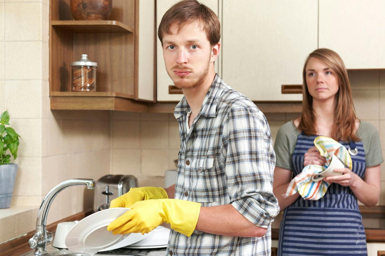 Andere haben die Idee längst aufgegeben, dass sie eine Person finden werden, die ihre Erwartungen übertreffen könnte. Aber ein Partner, der im Haushalt hilft und dich bereitwillig anruft sollte nicht länger romantisiert werden. 