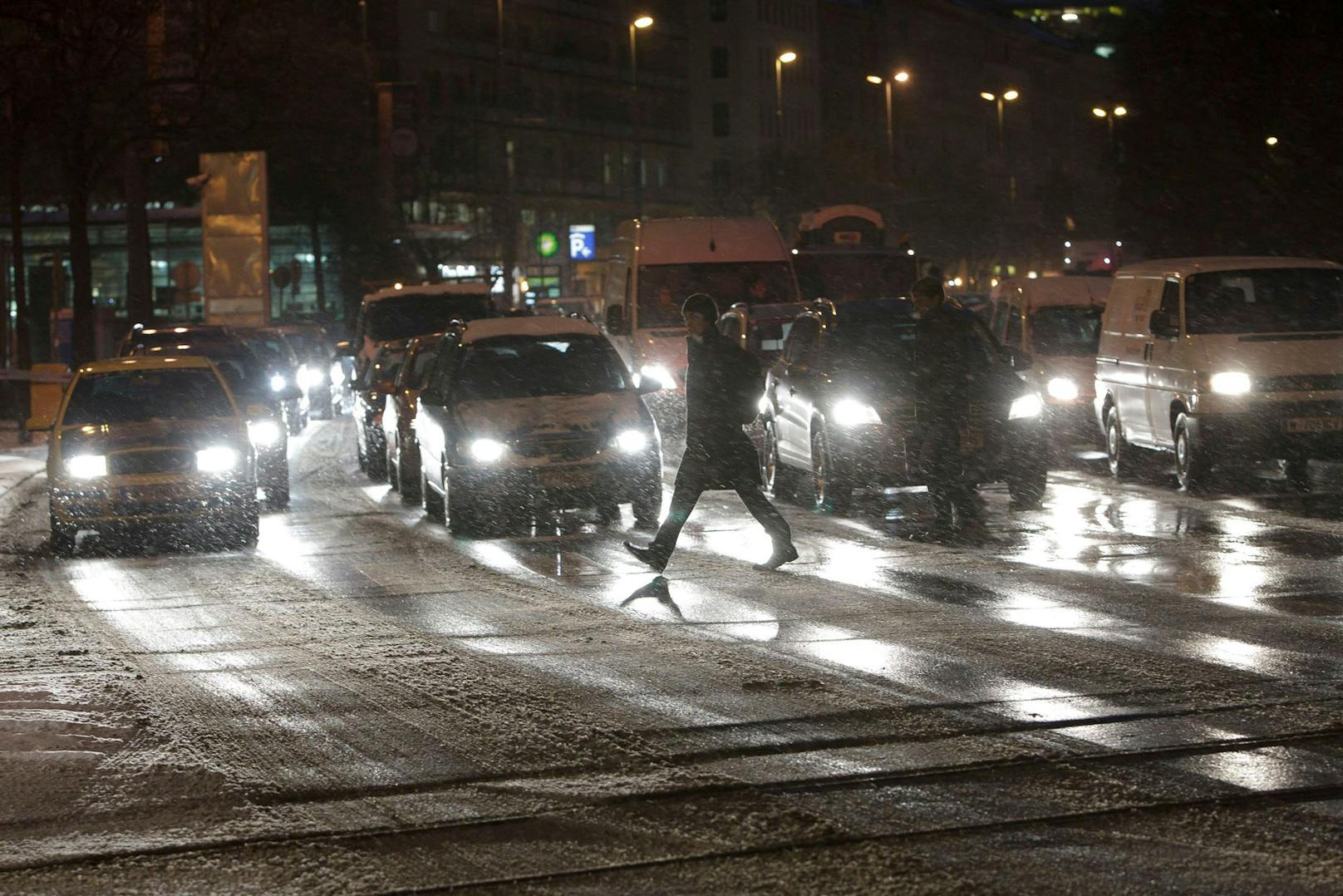 Blitzeis in Wien – Autos schleudern über die Straßen
