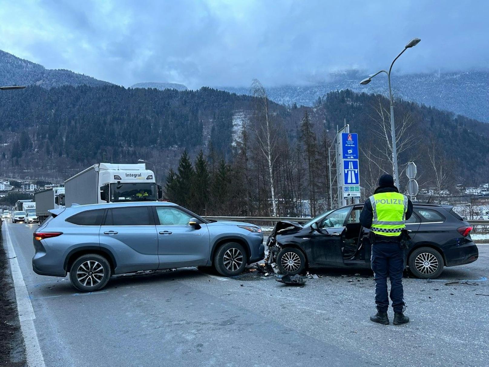 Am Freitagmorgen ereignete sich in Schwaz ein schwerer Verkehrsunfall. Beide beteiligten Lenker mussten ins Krankenhaus gebracht werden. 