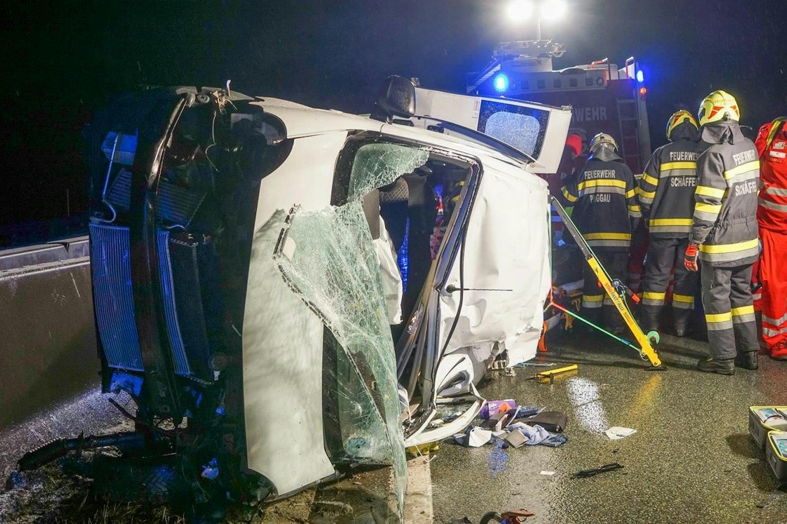 ...prallte gegen die Betonleitwand, schlitterte zurück auf die Fahrbahn und wurde auch noch vom Pkw des Südburgenländers getroffen.