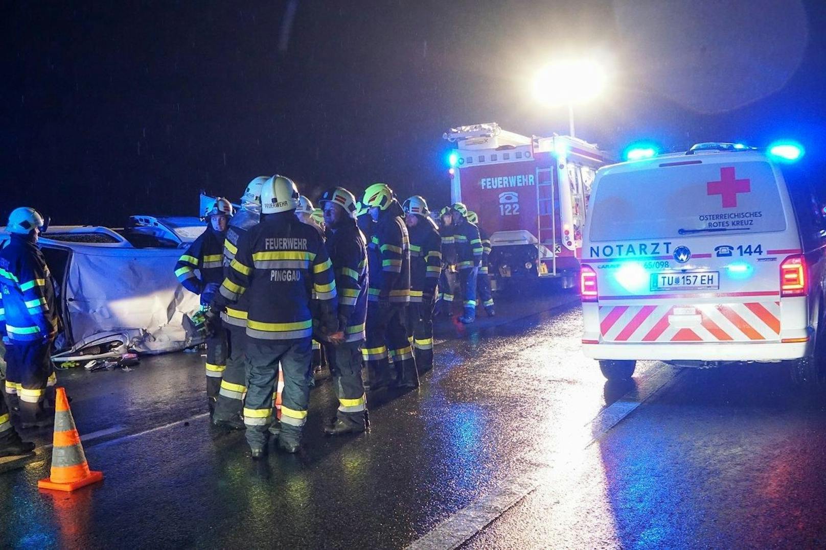 Aufgrund von Schneefall herrschte auf beiden Fahrstreifen Schneefahrbahn.