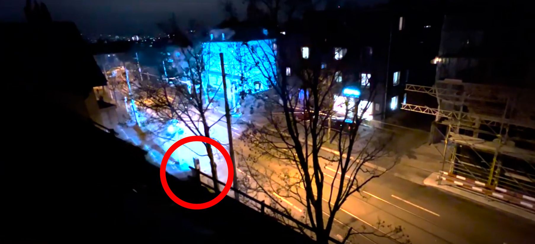 Die Radarfalle macht mit ihrem Blitzlicht-Gewitter die Nacht zum Tag.