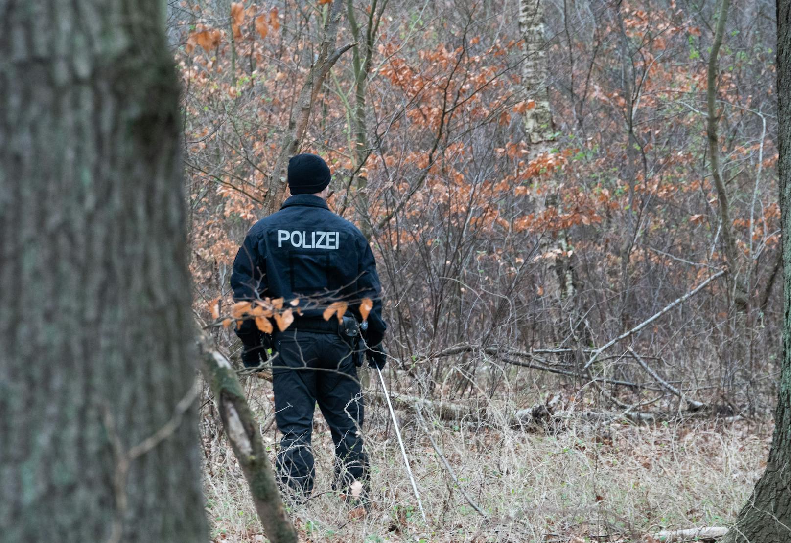 In den Mittagsstunden wurde die Leiche des 14-Jährigen in der Nähe des Waldstücks gefunden. Ein Schulfreund gestand in der Zwischenzeit die Tat. 