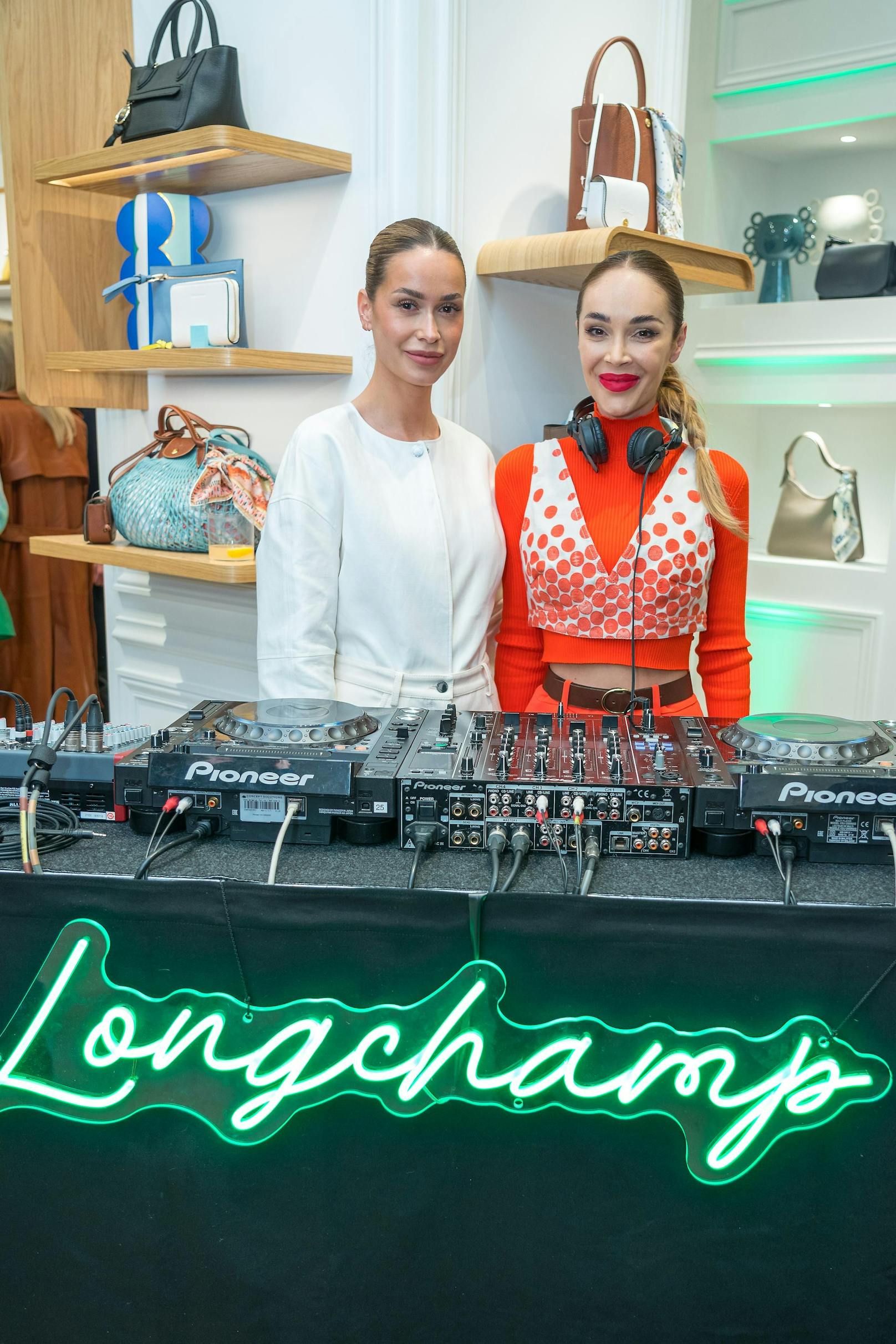 Top-Influencerinnen Natalie und Tatjana Kreuzmayr machen hinter dem DJ-Pult eine gute Figur.