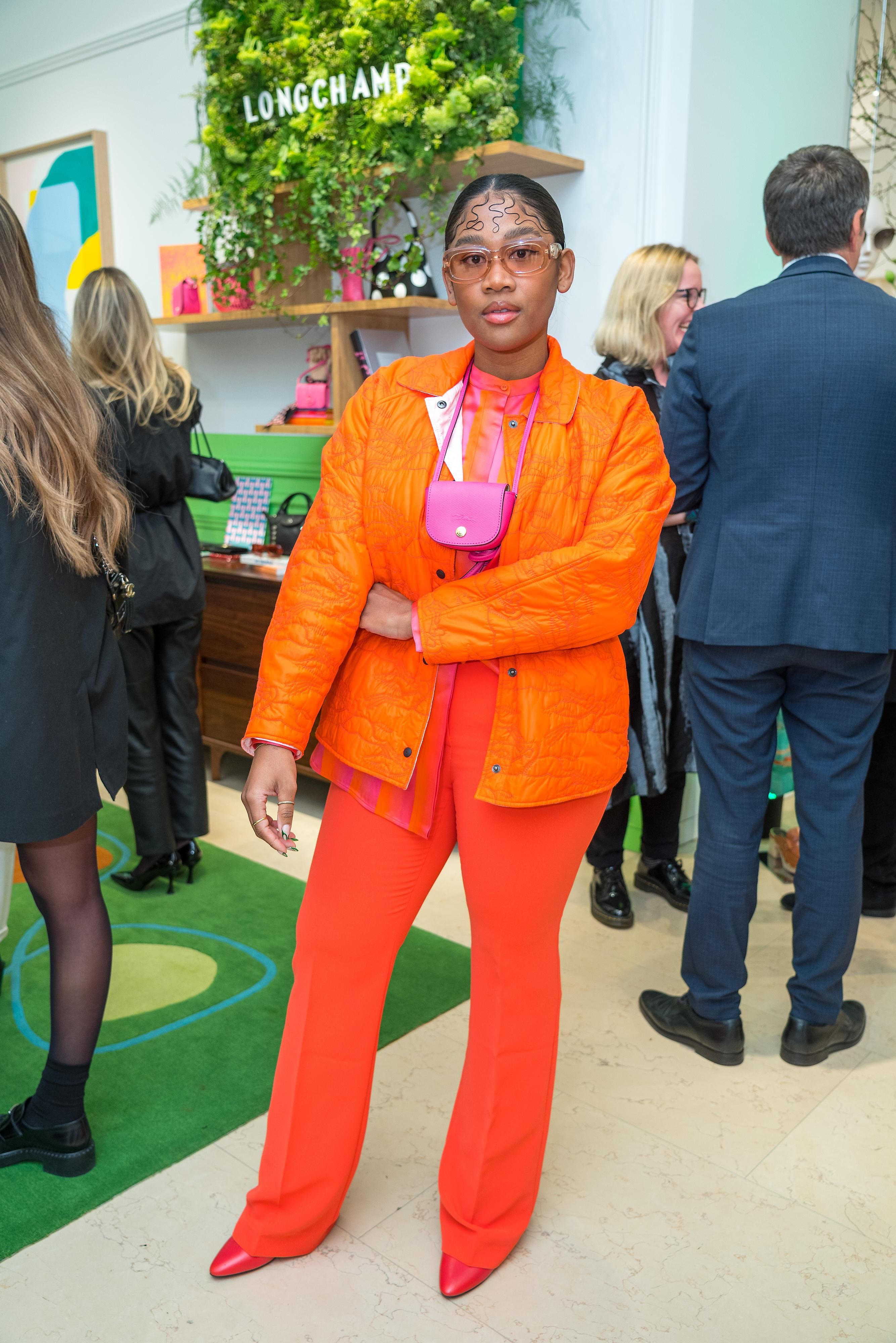 Rose May Alaba lässt sich die Neueröffnung der Edelboutique nicht entgehen.