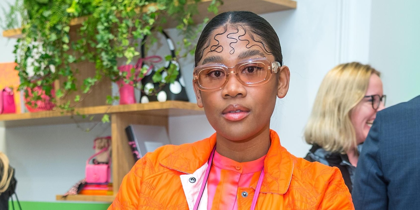 Rose May Alaba lässt sich die Neueröffnung der Edelboutique nicht entgehen.