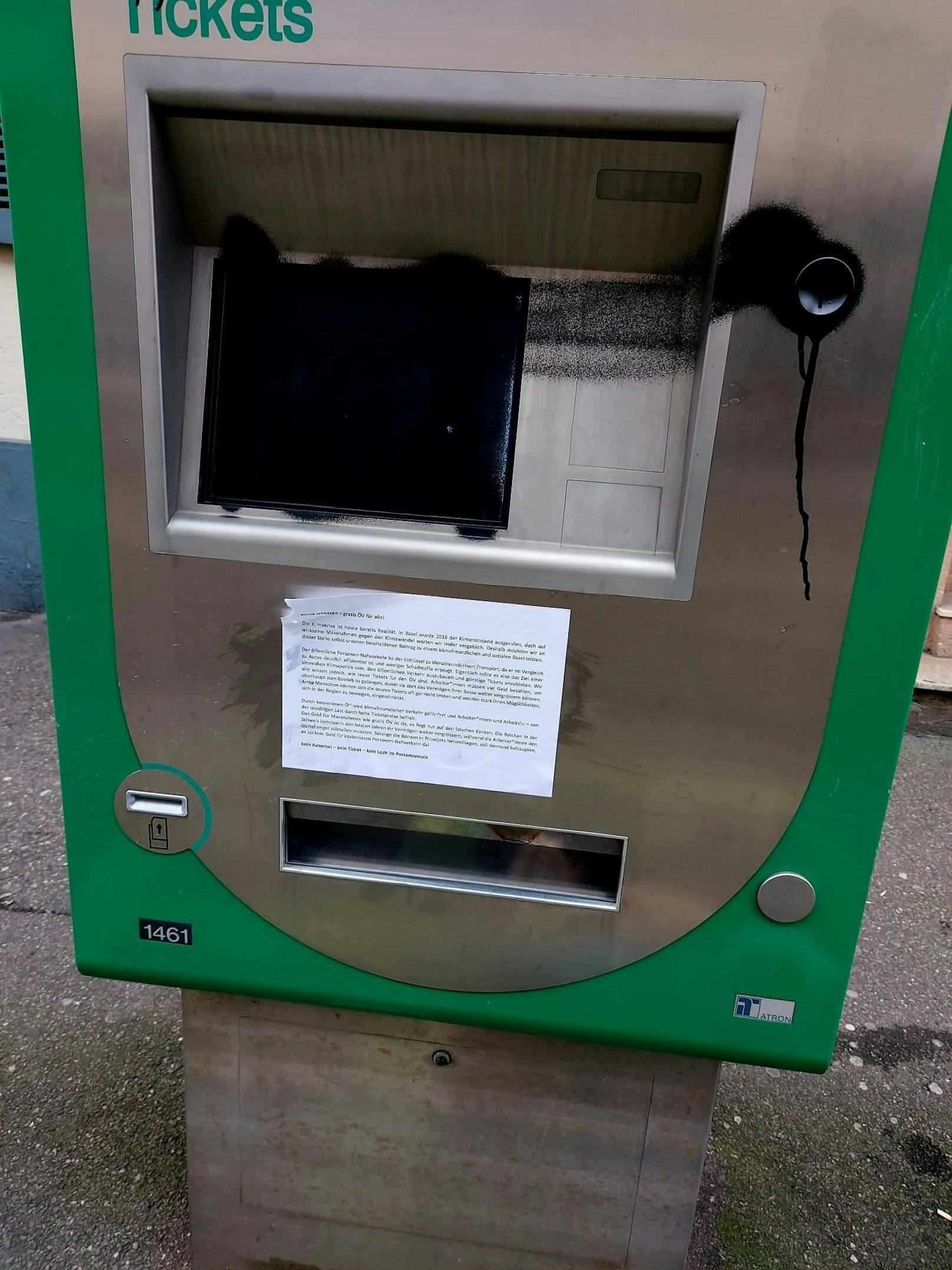 In Basel wurden mehrere Automaten der Verkehrs-Betriebe BVB mit schwarzer Farbe zugesprayt, sodass sie nicht mehr genutzt werden konnten.