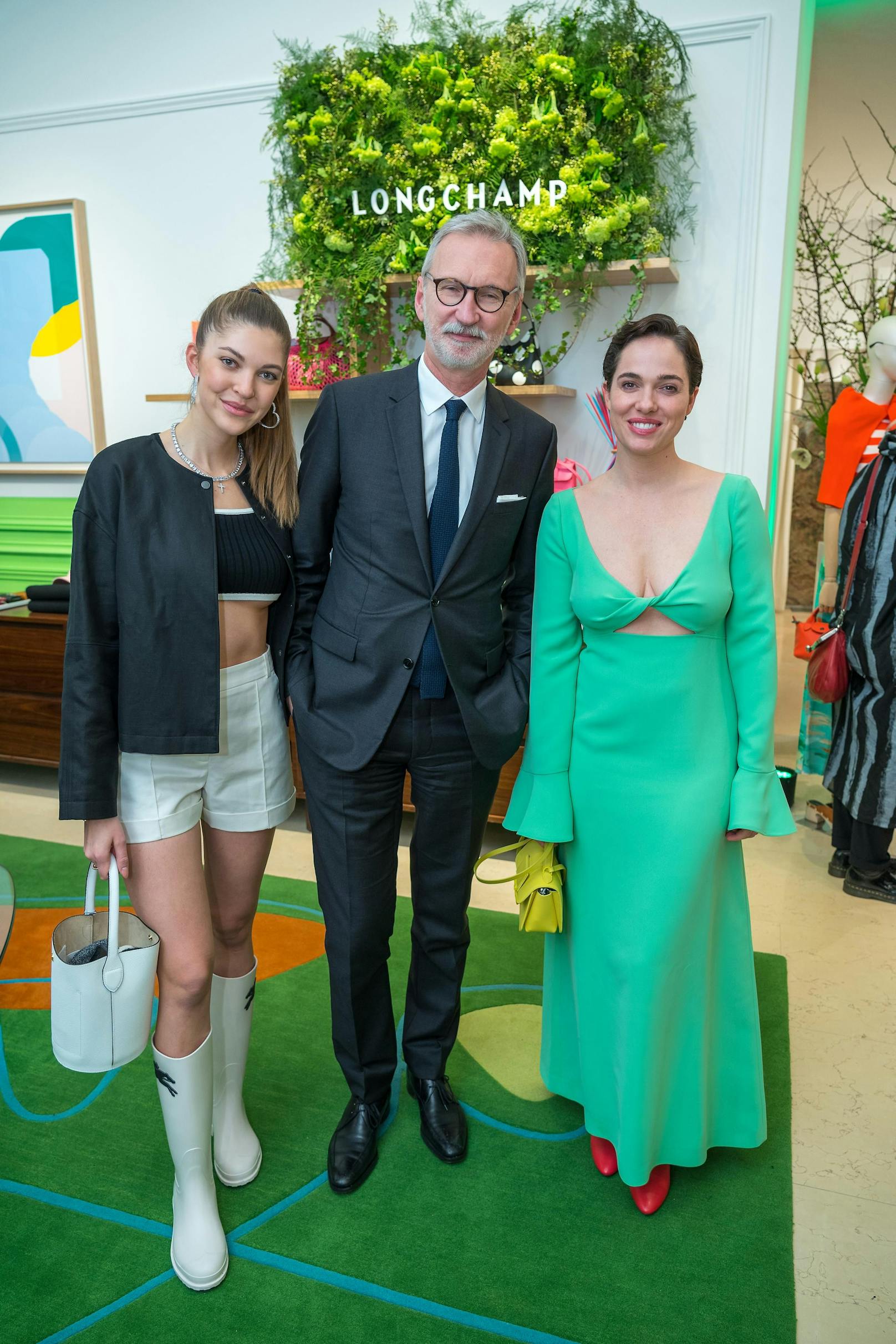 Schauspielerin Verena Altenberger, Swarovski-Spross Paulina und der Longchamp CEO Jean Cassegrain genießen den Abend.