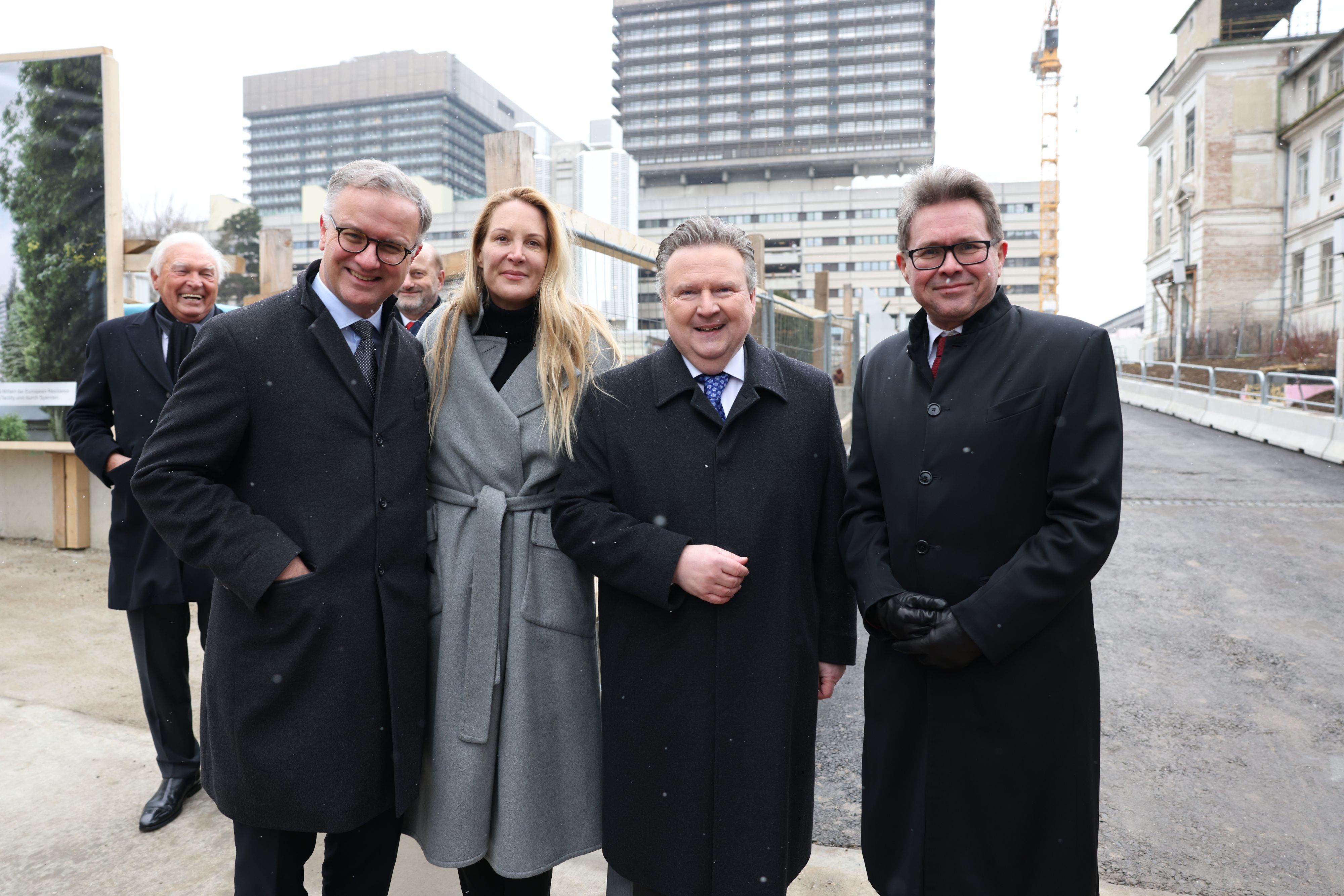 MedUni-Rektor Markus Müller und Eva Dichand, Vorsitzende des Universitätsrats mit Bürgermeister Michael Ludwig und Wissenschaftsminister Martin Polaschek