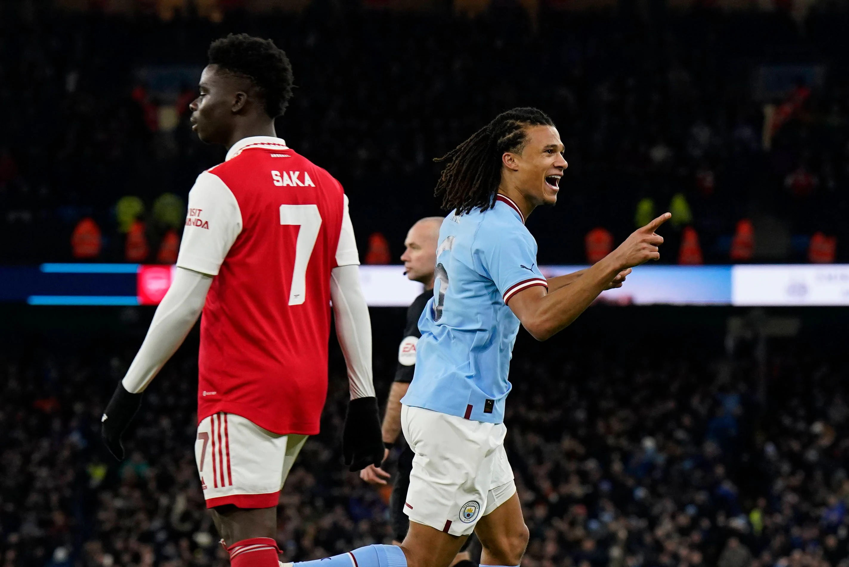 Nathan Ake jubelt gegen Arsenal