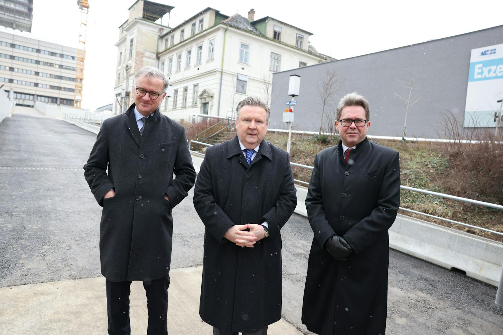 MedUni-Rektor Markus Müller, Bürgermeister Michael Ludwig und Wissenschaftsminister Martin Polaschek waren vor Ort.