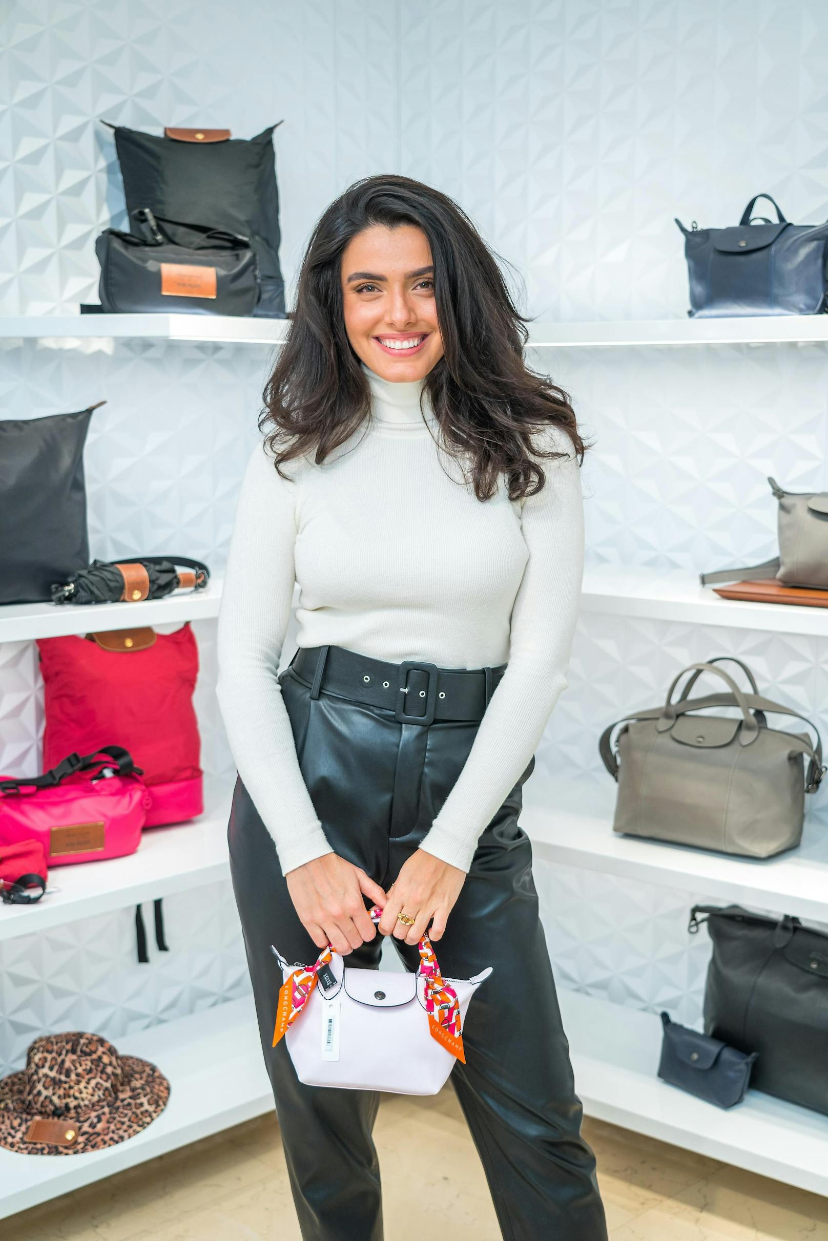 Influencerin Zoe Karapetyan präsentiert stolz ihre Longchamp.