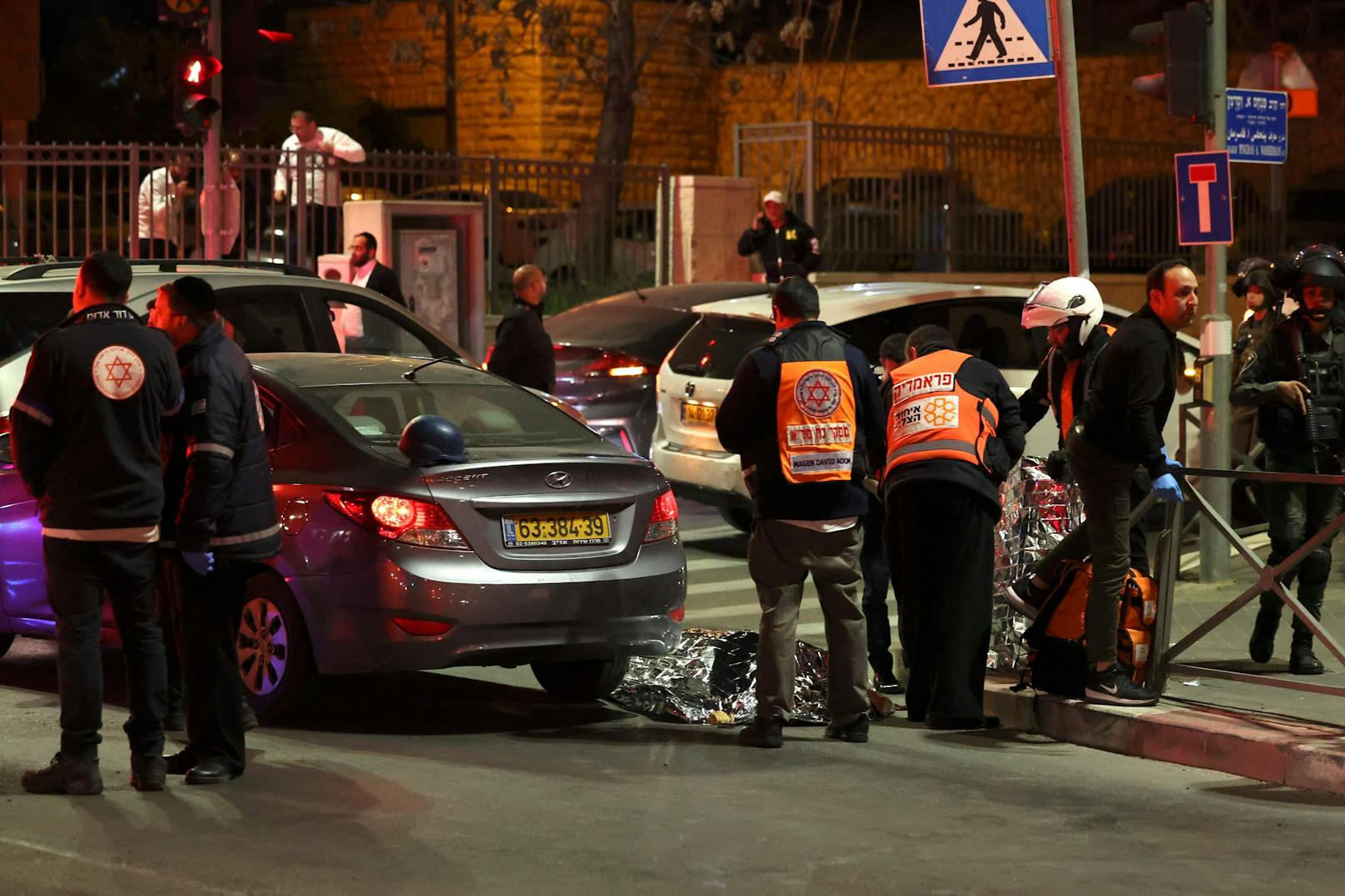 Ein Mann hat am Freitag in der Nähe einer Synagoge in Ostjerusalem um sich geschossen und fünf Menschen getötet