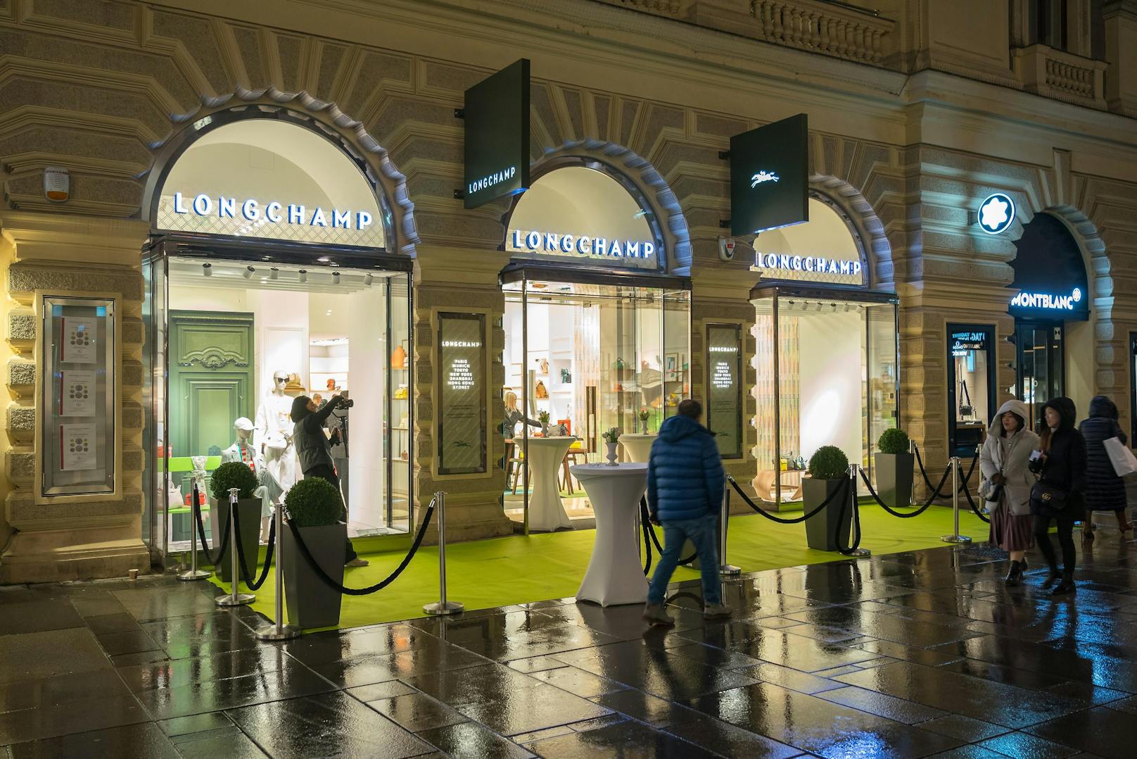 Bei der Longchamp Store Eröffnung tummeln sich viele Mitglieder der Wiener Society.