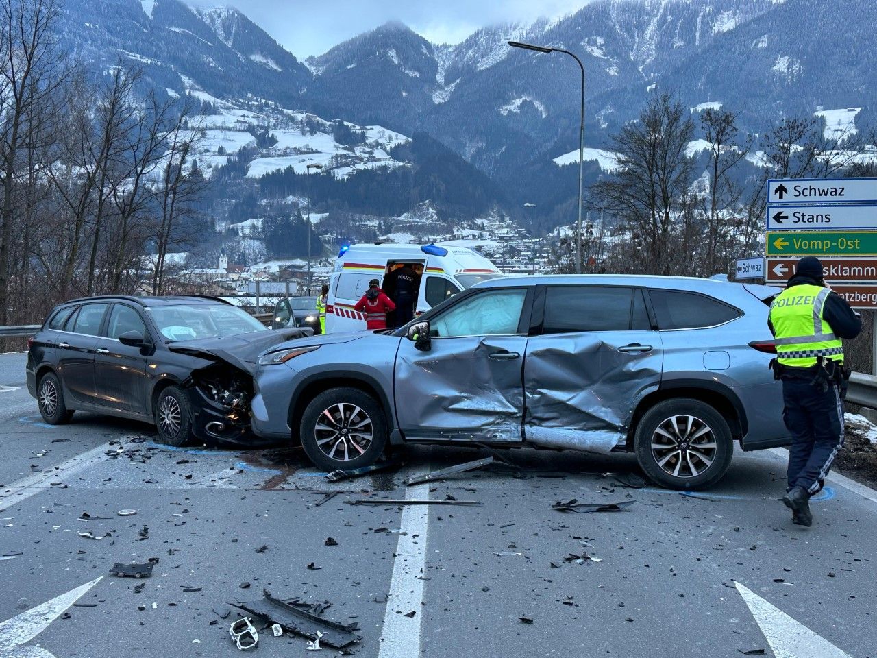Am Freitagmorgen ereignete sich in Schwaz ein schwerer Verkehrsunfall. Beide beteiligten Lenker mussten ins Krankenhaus gebracht werden. 