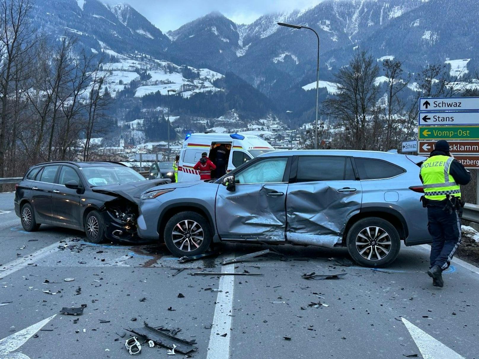 Am Freitagmorgen ereignete sich in Schwaz ein schwerer Verkehrsunfall. Beide beteiligten Lenker mussten ins Krankenhaus gebracht werden. 