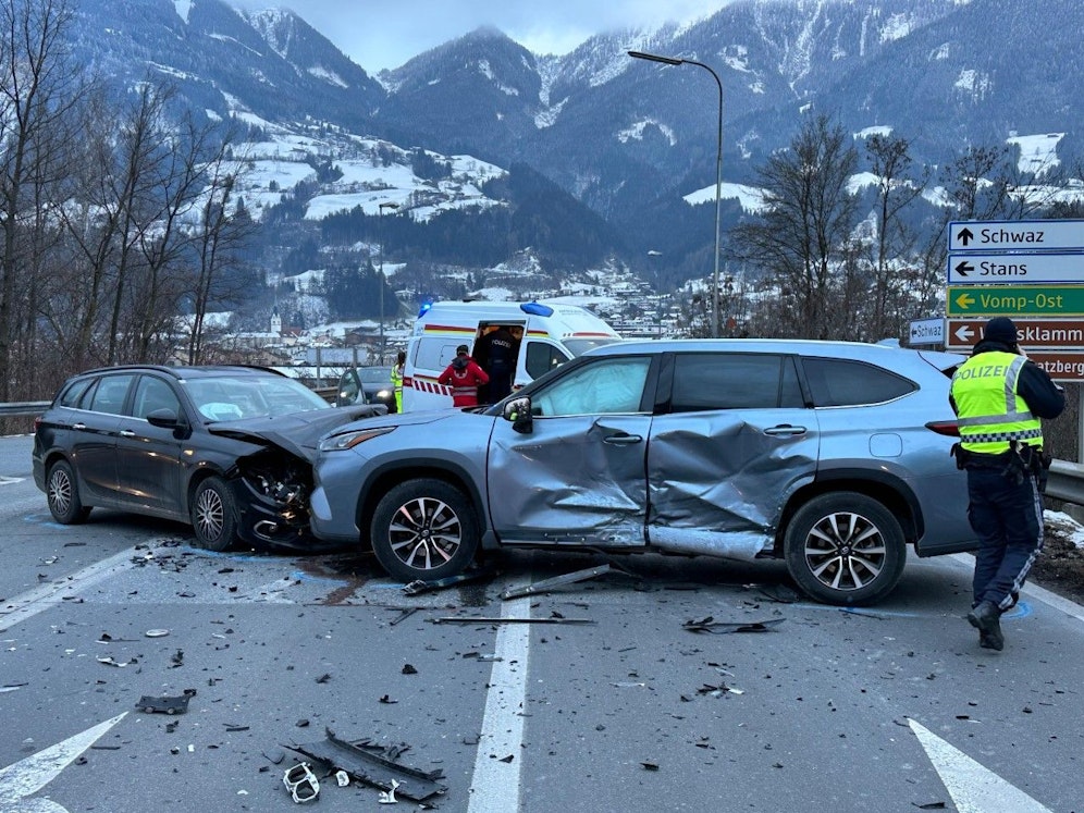 Am Freitagmorgen ereignete sich in Schwaz ein schwerer Verkehrsunfall. Beide beteiligten Lenker mussten ins Krankenhaus gebracht werden. 