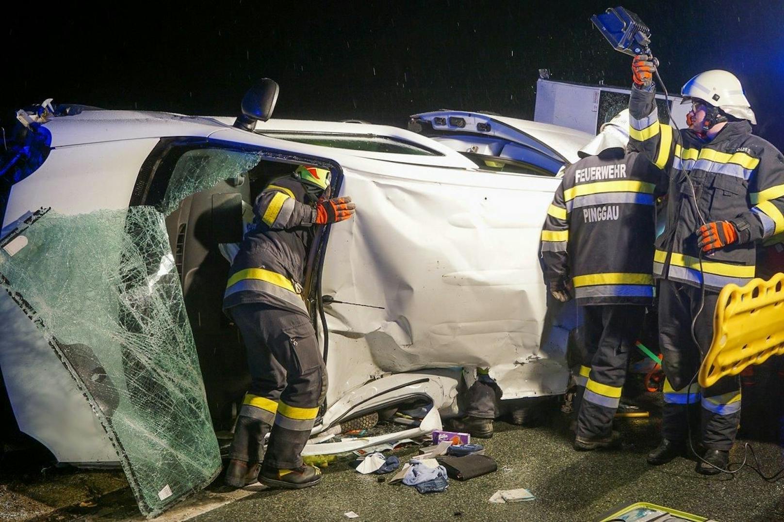 Der Kastenwagen prallte neuerlich gegen die Betonleitwand und kam entgegen der vorgesehenen Fahrtrichtung auf der linken Fahrzeugseite liegend zum Stillstand.