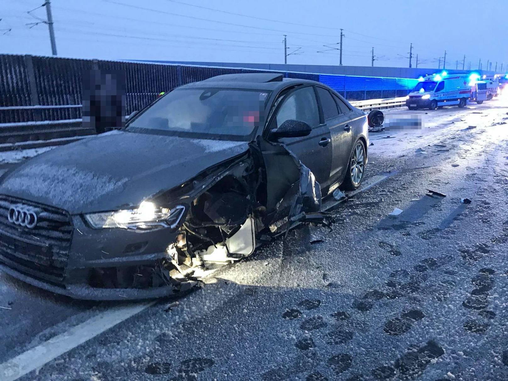 Unfall auf der A1 bei St. Pölten: Mehrere Pkw waren in den Crash involviert.