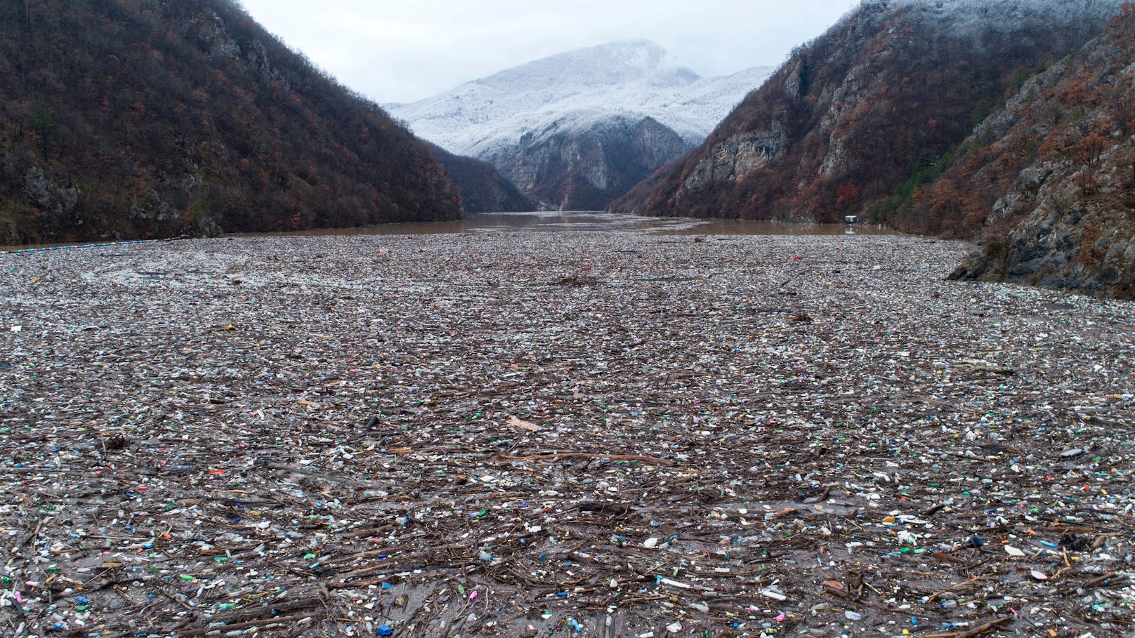 Auf dem Balkanfluss Drina schwimmt nur noch der Abfall.