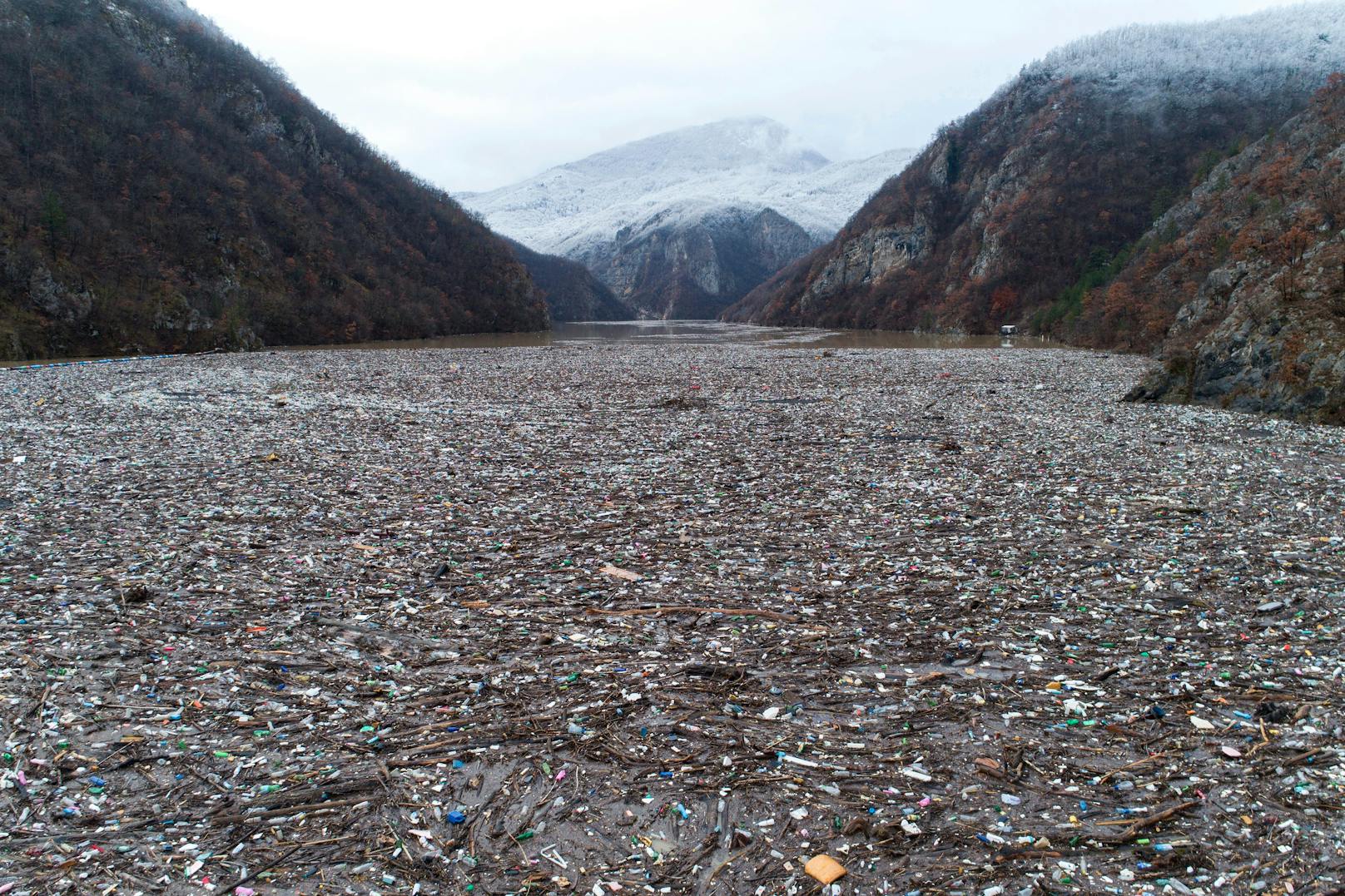 Auf dem Balkanfluss Drina schwimmt nur noch der Abfall.