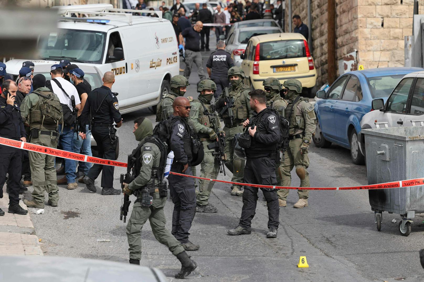 Israelische Sicherheitskräfte und Rettungskräfte versammeln sich in einem abgesperrten Bereich in Jerusalems überwiegend arabischem Stadtteil Silwan.