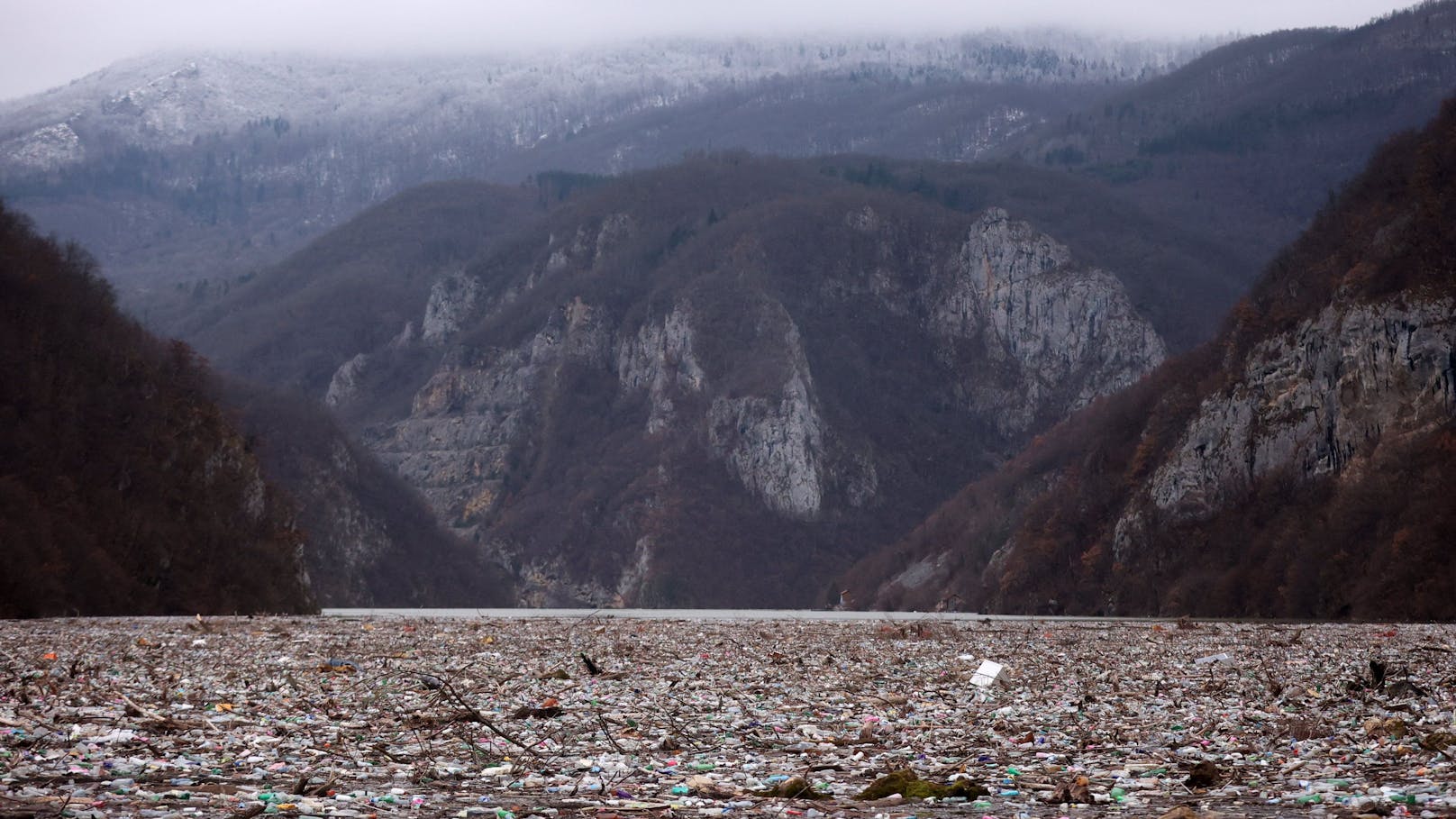 Müll aus drei Ländern landen illegal in der Drina.