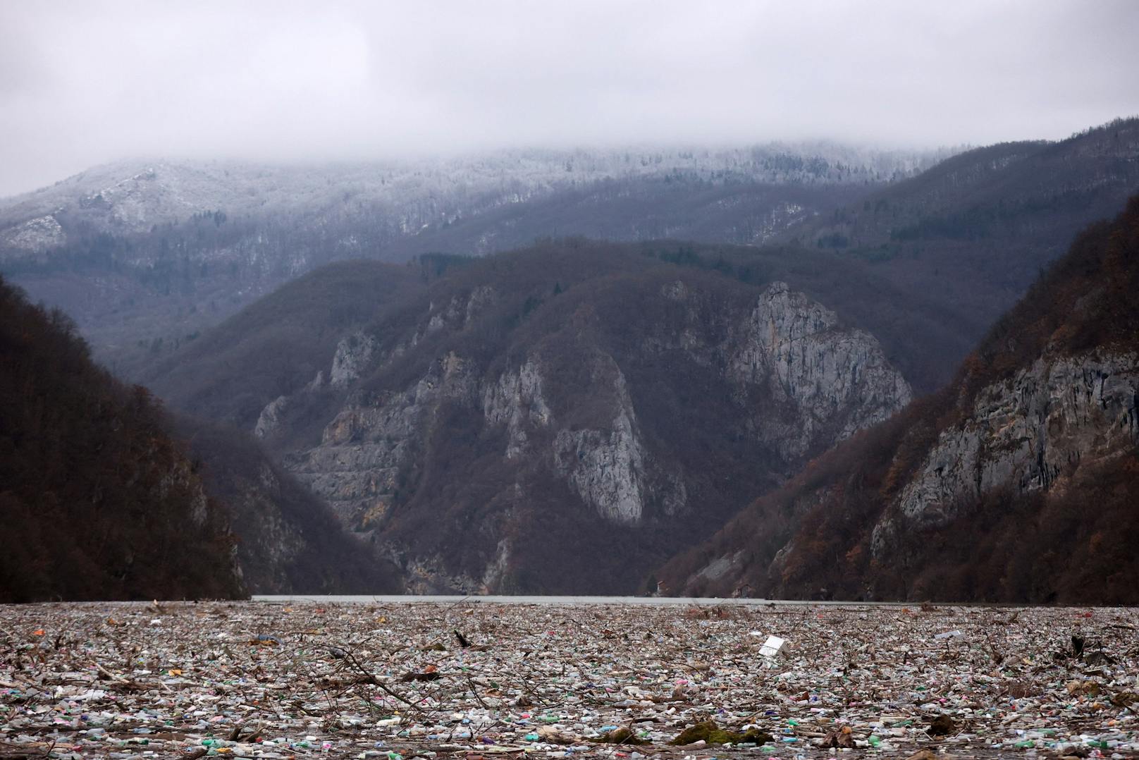 Müll aus drei Ländern landen illegal in der Drina.
