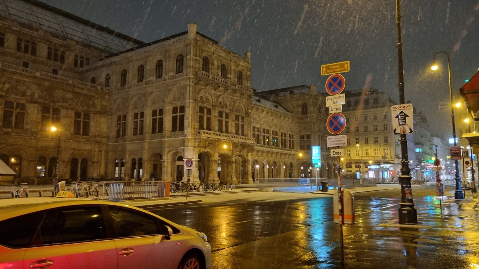 Wintereinbruch am Samstag in Wien! Eine Schnee-Walze ist über die Bundesstadt gerollt und hat sie weiß gefärbt. In mehreren Bezirken liegt Schnee.